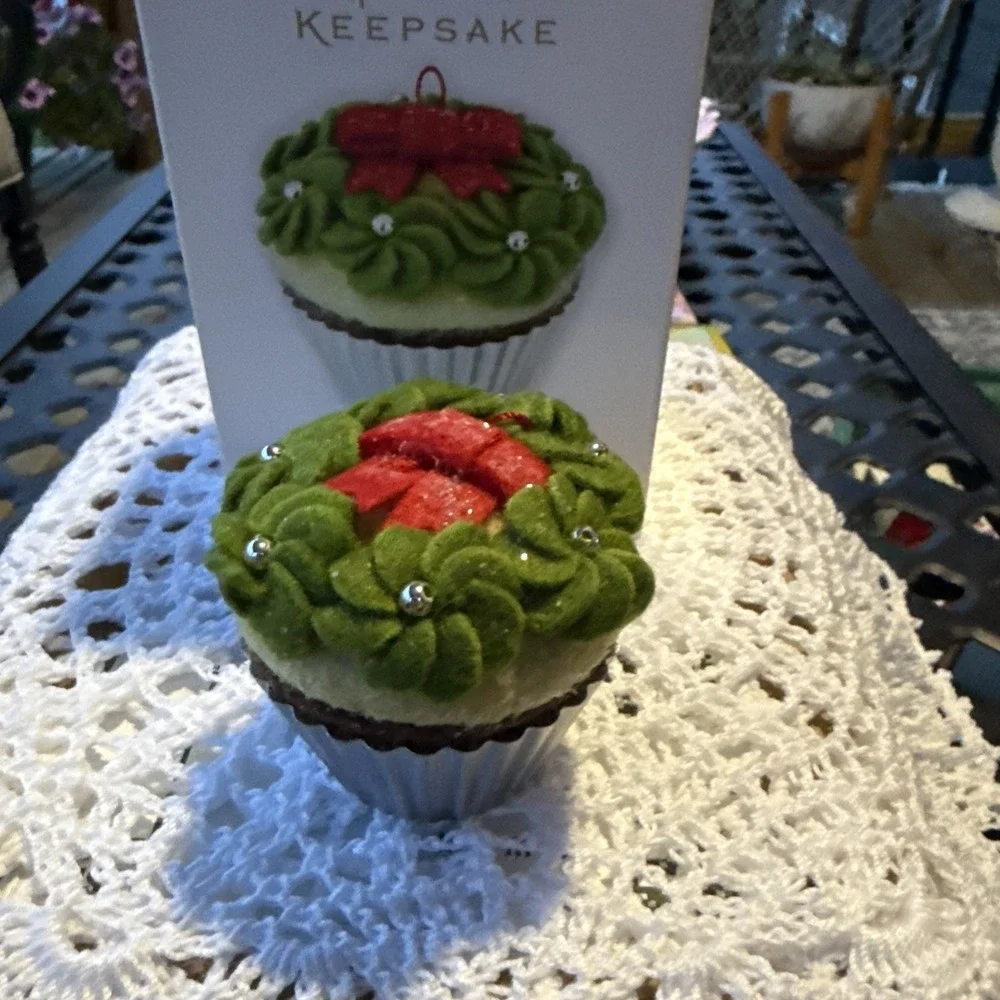 Hallmark: Simply Irresistible! - Christmas Cupcakes - 2011